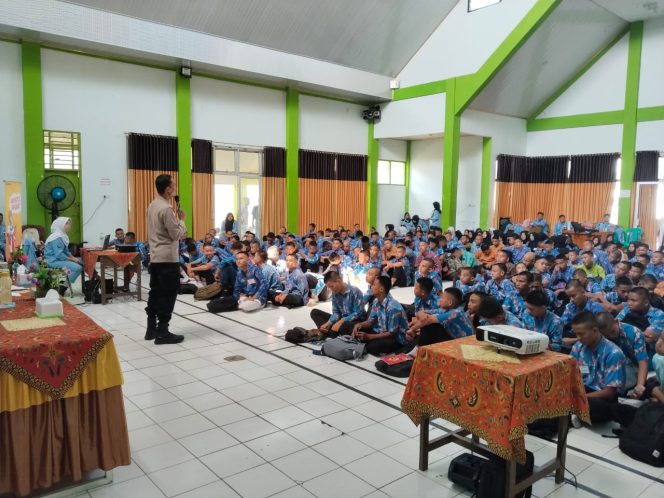 
 Sat Binmas Polres Bengkulu Utara Turun Langsung Berikan Edukasi Bahaya Kenakalan Remaja Kepada Siswa-siswi Baru (MPLS)
