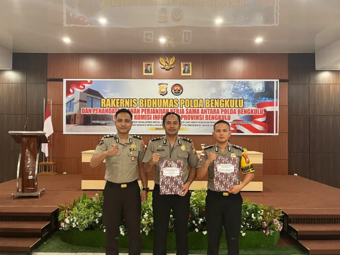 
 Dedikasi Tanpa Batas dari Pulau Terluar, Bhabinkamtibmas Polsek Enggano Sabet Penghargaan Konten Kreator Polri Inovatif