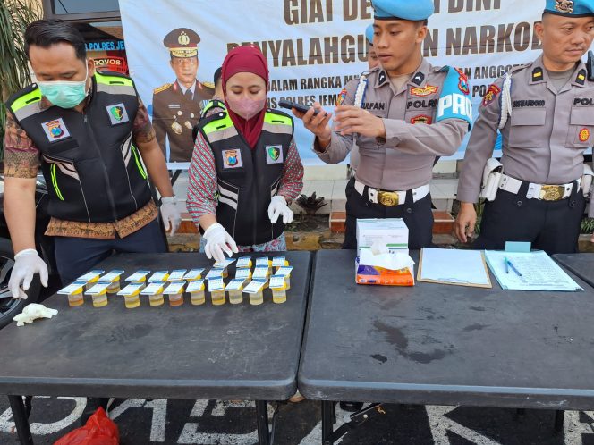 
 Tes Urine di Polres Jember Demi Pengawasan Internal dan Deteksi Dini Penyalahgunaan Narkoba