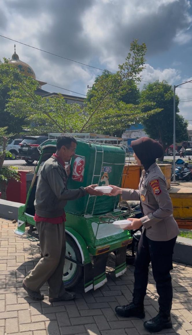 
 Geliat Jumat Berkah: Jajaran Polres Bengkulu Utara Sambangi Warga dan Pedagang di Pasar Purwodadi