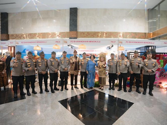 
 Dampingi Kapolda Bengkulu, Kapolres dan Ketua Bhayangkari Bengkulu Utara Tinjau Bazar Nusantara 2026