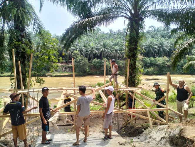 
 Kodim 0423/Bengkulu Utara dan Masyarakat Gotong Royong Bangun Jembatan Perintis Garuda Penghubung Desa Lubuk Gading