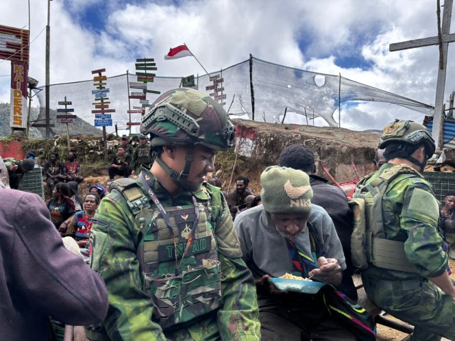 
 Yonif 200/Bhakti Negara Ajak Masyarakat Papua Makan Bersama