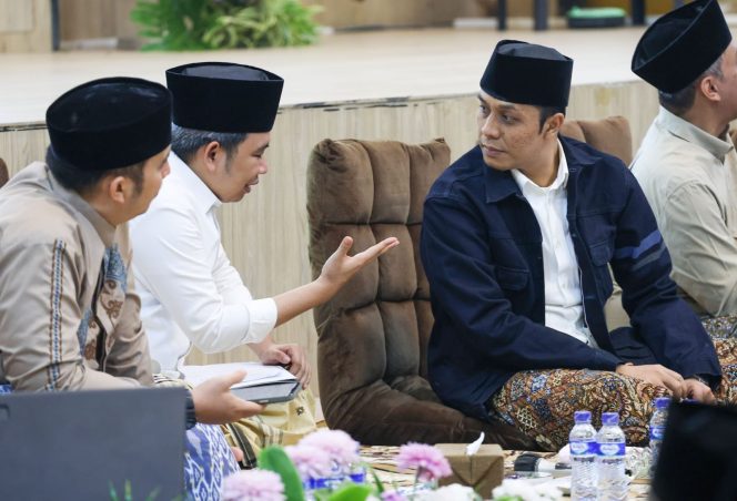
 Duduk Bareng Masyayikh dan Santri, Gus Fawait Khidmat Ikuti Ngaji Bareng