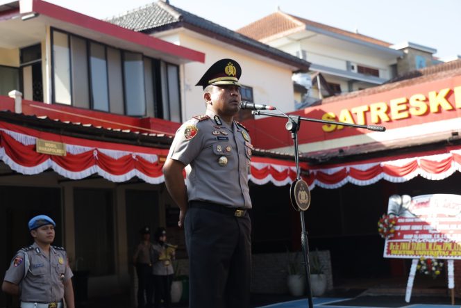 
 “Sedekah Itu Tameng dari Masalah” Pesan Perdana AKBP Alaiddin di Apel Pagi Polres Jember