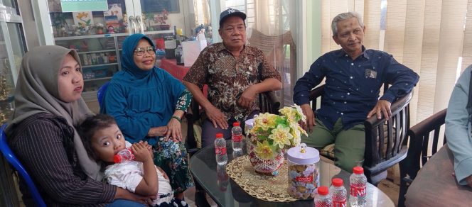 
 Datang Sukarela ke Sekolah Wali Murid SMPN 1 Ajung Tegaskan Pembelian LKS Murni Inisiatif Orang Tua